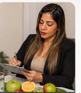 Drª Marciele Silva durante o atendimento nutricional